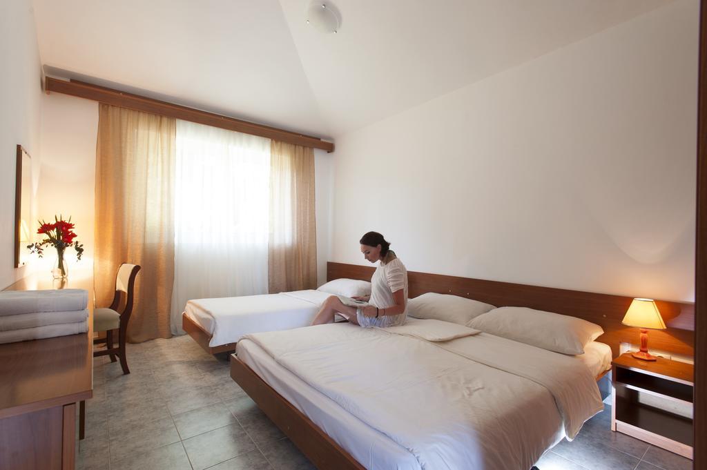 Htp Velika Plaza Ulcinj Hotel Стая снимка